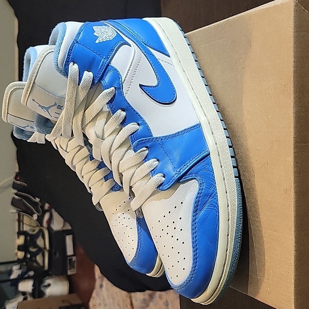 Air Jordan 1 Mid Rare "UNC" (2013) Mens 8.5 Womens 10 EUC - Picture 3 of 11